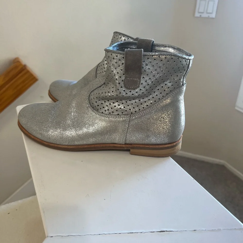Manuela de‎ juan Women’s Silver Ankle Boots Booties . Size 8